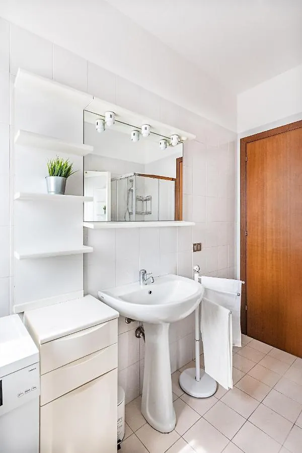Appartamento Le Primule F6 con piscina by Wonderful Italy Sirmione Italia